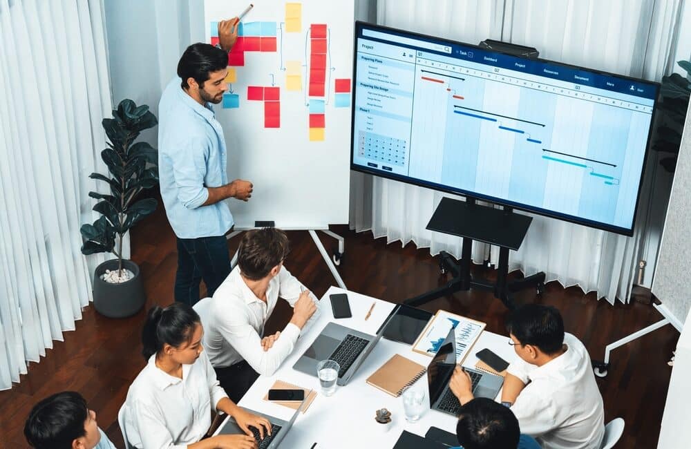 Project,Manager,Communicate,And,Collaborate,With,Team,Using,Project,Management