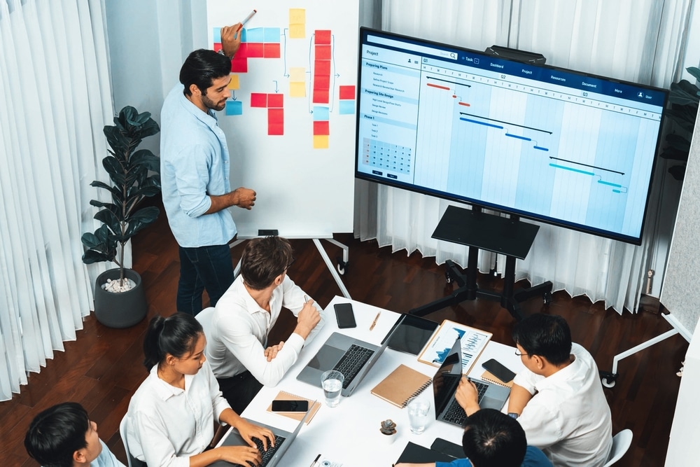 Project,Manager,Communicate,And,Collaborate,With,Team,Using,Project,Management
